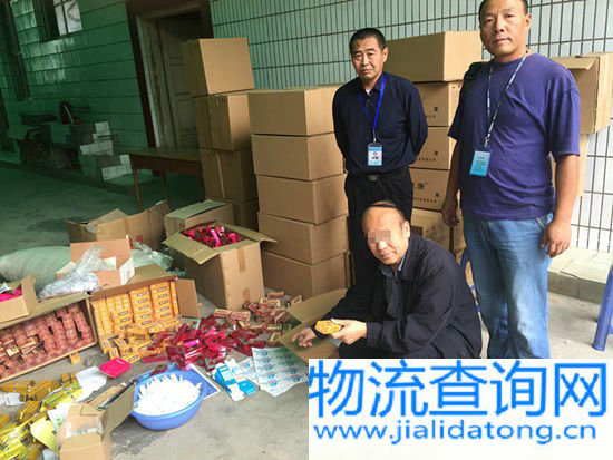 存储、制假药品，假冒注册商标案，犯罪嫌疑人正在指认现场。